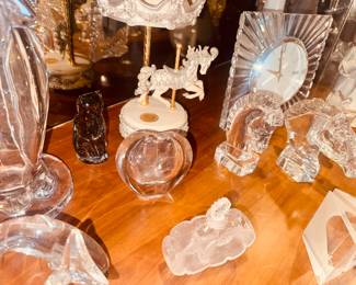 one of the horses has a chipped ear.