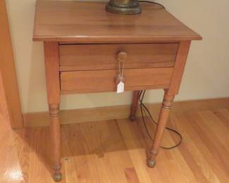 Antique Sheraton 2-drawer table.