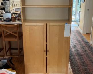 IKEA bookshelf. See every item in the sale at this UR: https://buyer.thehunt.ltd/saledetails?saleId=cdca7bc3-75d5-4f79-9d77-8d98feb22fca