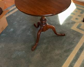 Antique tripod table. See every item in the sale at this UR: https://buyer.thehunt.ltd/saledetails?saleId=cdca7bc3-75d5-4f79-9d77-8d98feb22fca