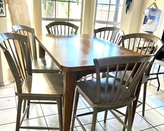 Has a leaf extender to seat 6 comfortably