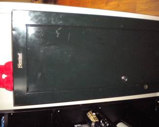 Small metal gun cabinet    no key but an easy fix