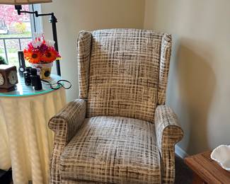 Wing back recliner