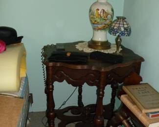 Beautiful Antique Table w/lamps