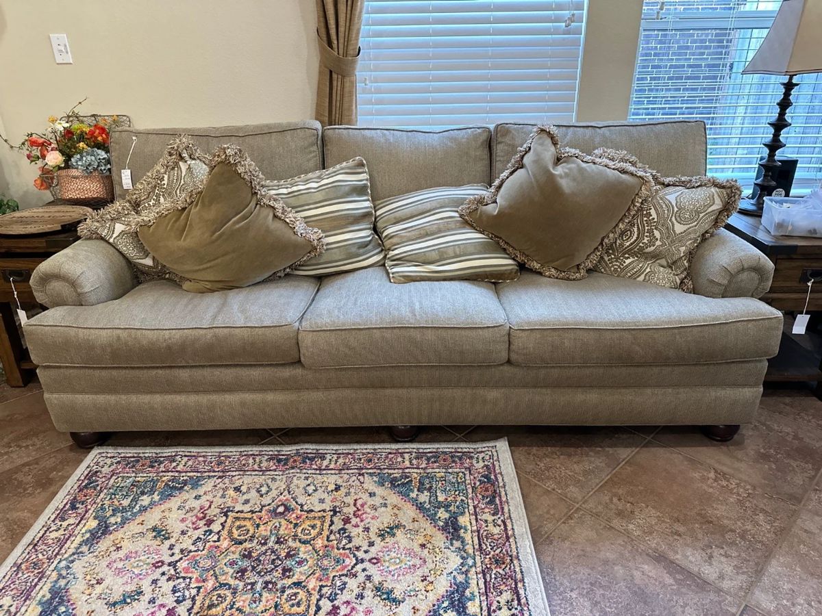 Great condition and steam cleaned 2 days ago!