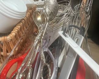 KITCHEN BAKING UTENSILS & SERVING UTENSILS FOR THE HOLIDAYS 