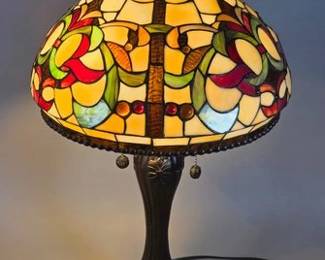 Tiffany style stained glass shade lamp
