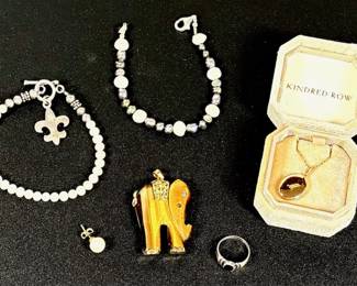 Lot 61 Freshwater Pearl Bracelet, Pedant, etc.