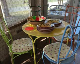 ice Cream Shop Table and Metal Chairs - Dish Ware Set
