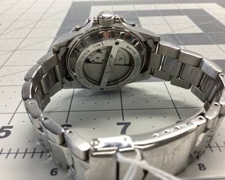 INVICTA 3035 DIVER AUTOMATIC THIS DIVER WATCH FEATURE YELLOW DIAL AND BLCK BEZEL, DAY AND DATE WINDOW