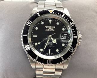 INVICTA 26970 AUTOMATIC THIS WATCH FEATURES AUTOMATIC MOVEMENT BLACK DIAL AND BEZEL WITH DATE WINDOW. (HAS FEW SCRATCHES ON CRYSTAL)