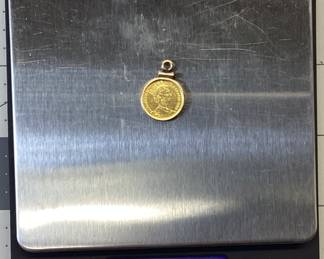 1989 ISLE OF MAN 1/25 OZT GOLD COIN IN BEZEL 1/25 OZT COIN AT .999 GOLD FEATURE THE QUEEN ELIZABETH II ON OBVERSE AND PERSIAN CAT ON REVERSE. THE COIN IS ENCASED IN A 14KT BEZEL WEIGHING 0.61 GRAMS (WITHOUT CLAMP SCREW)