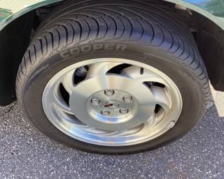 1995 Chevrolet CORVETTE LT-1 CONVERTIBLE VIN: 1G1YY32P1S5100405 Miles: 24,805 Engine: 5.7 LITER Color: POLO GREEN METALLIC 1995 CHEVROLET CORVETTE LT-1 5.7L ENGINE IN GREAT CONDITION. 24,804 ORIGINAL MILES, POLO GREEN METALLIC PAINT, 90% TREAD ON 285/40z/17 on REAR & 255/45r/17 on FRONT, 6 SPEED AUTOMATIC TRANSMISSION