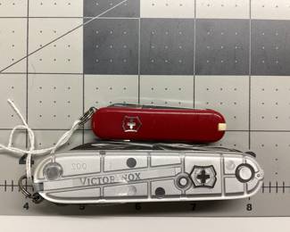 2 VICTORINOX KNIVES LOT 2 CLASSIS "SWISS ARMY" STYLES KNIVES. ONE IN STANDARD SIZE AND ONE IN MINI CLASSIC WITH TOOTHPICK AND TWEEZERS