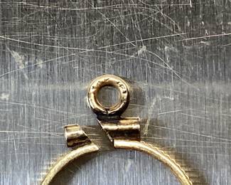 1989 ISLE OF MAN 1/25 OZT GOLD COIN IN BEZEL 1/25 OZT COIN AT .999 GOLD FEATURE THE QUEEN ELIZABETH II ON OBVERSE AND PERSIAN CAT ON REVERSE. THE COIN IS ENCASED IN A 14KT BEZEL WEIGHING 0.61 GRAMS (WITHOUT CLAMP SCREW)