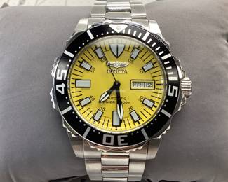 INVICTA 3035 DIVER AUTOMATIC THIS DIVER WATCH FEATURE YELLOW DIAL AND BLCK BEZEL, DAY AND DATE WINDOW
