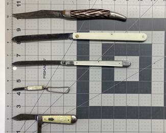 5 VINTAGE KNIVES LOT UNKNOWN FULL SIZE TEXAS TOOTHPICK, JAPANESE SABRE 77, MOP IMPERIAL USA, WHITE HANDLE 4 5/8 INCH BLADE, UNKNOWN MINI KEYCHAIN MOP KNIFE