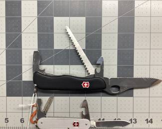 2 VICTORINOX KNIVES LOT SENTINEL ONE HAND AND ONE OFFICER SUISSE