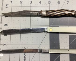 5 VINTAGE KNIVES LOT UNKNOWN FULL SIZE TEXAS TOOTHPICK, JAPANESE SABRE 77, MOP IMPERIAL USA, WHITE HANDLE 4 5/8 INCH BLADE, UNKNOWN MINI KEYCHAIN MOP KNIFE