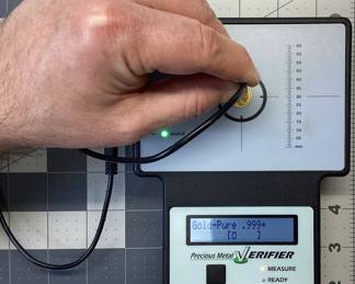 1989 ISLE OF MAN 1/25 OZT GOLD COIN IN BEZEL 1/25 OZT COIN AT .999 GOLD FEATURE THE QUEEN ELIZABETH II ON OBVERSE AND PERSIAN CAT ON REVERSE. THE COIN IS ENCASED IN A 14KT BEZEL WEIGHING 0.61 GRAMS (WITHOUT CLAMP SCREW)