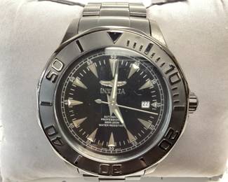 INVICTA 7114 AUTOMATIC THIS WATCH FEATURES POLISHED AND MATTE BLACK STRUCTURE AND DIAL WITH DATE WINDOW