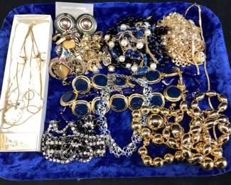 ASSORTED COSTUME JEWELRY, EARRINGS, NECKLACES,