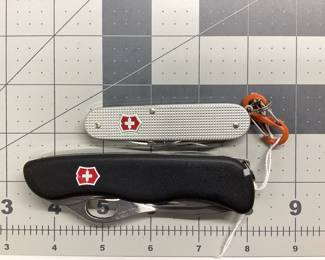 2 VICTORINOX KNIVES LOT SENTINEL ONE HAND AND ONE OFFICER SUISSE