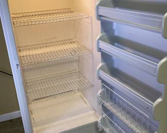 KENMORE UPRIGHT FREEZER DOES GET COLD NO SHIPPING PICKUP ONLY