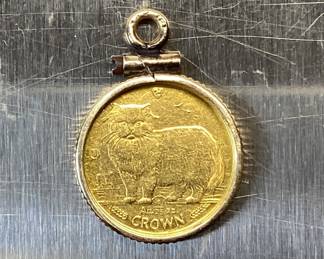 1989 ISLE OF MAN 1/25 OZT GOLD COIN IN BEZEL 1/25 OZT COIN AT .999 GOLD FEATURE THE QUEEN ELIZABETH II ON OBVERSE AND PERSIAN CAT ON REVERSE. THE COIN IS ENCASED IN A 14KT BEZEL WEIGHING 0.61 GRAMS (WITHOUT CLAMP SCREW)