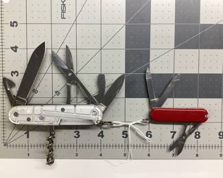 2 VICTORINOX KNIVES LOT 2 CLASSIS "SWISS ARMY" STYLES KNIVES. ONE IN STANDARD SIZE AND ONE IN MINI CLASSIC WITH TOOTHPICK AND TWEEZERS