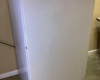 KENMORE UPRIGHT FREEZER DOES GET COLD NO SHIPPING PICKUP ONLY