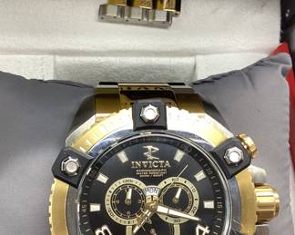 INVICTA RESERVE 29538 THIS WATCH FEATURES AN OVERSIZED BODY, TWO TONE STRUCTURE WITH DAY AND DATE WINDOW. CHRONOGRAPH DIAL EXTRA LINKS /0337