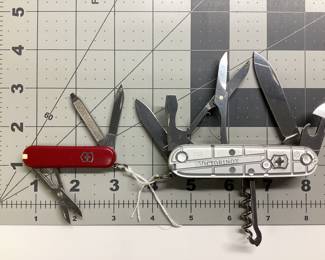 2 VICTORINOX KNIVES LOT 2 CLASSIS "SWISS ARMY" STYLES KNIVES. ONE IN STANDARD SIZE AND ONE IN MINI CLASSIC WITH TOOTHPICK AND TWEEZERS
