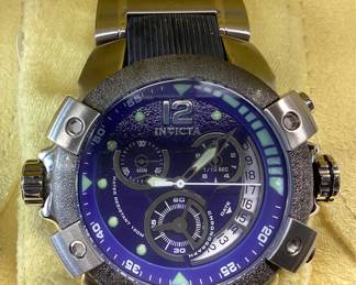 INVICTA SPECIALTY 6302 THIS WATCH FEATURES A HYBRID DESIGN WITH TEXTURED ACCENTS IN THE BEZEL AND CHRONOGRAPH DIAL. EXPOSED DATE WHEEL AND SILICONE AND STAINLESS BAND