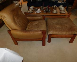 VINTAGE MID CENTURY MODERN GERMAN LEATHER CHAIR & OTTOMAN SIDE VIEW