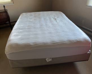 Queen mattress/boxspring/frame