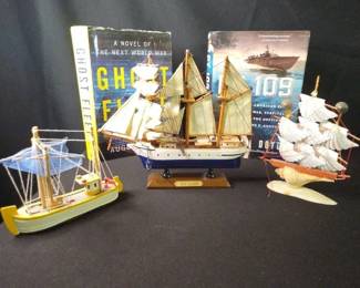 Model Ships, Decor Ships And Books 