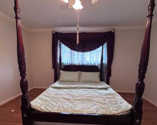 Queen Thomasville Mahagony poster bed
