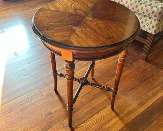 HERITAGE Walnut French
Provincial Round Accent Table with Turned Legs
Overall good condition.
There was some felt stuck on tabletop, will need a little extra elbow grease to remove the rest.