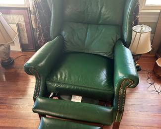Green Wingback Recliner
Good condition with some small imperfections.
34” across x 30” deep x 19” tall to seat x 40” tall to back
Must be able to move and load yourself