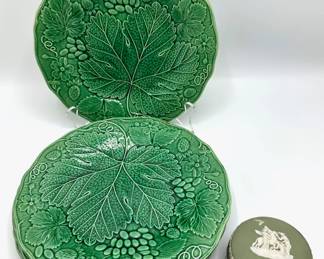 5 Vintage Wedgwood Leaf Plates & Small Wedgwood Trinket Box
Lot #: 142