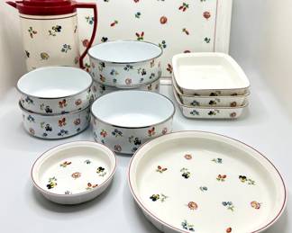 Vintage Villeroy & Boch Petit Fleur: Ceramic Casserole Dishes, Melamine Trays, Tin Bowls & More (14 Pieces)
Lot #: 64
