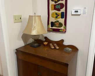 top lifts up for storage