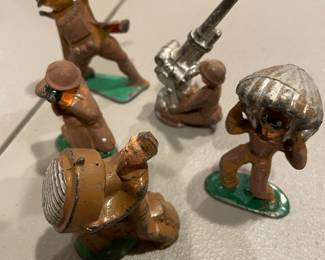 Many Barclay Manoil metal toy soldiers. 