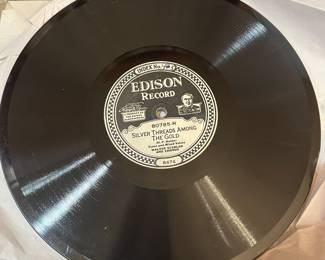 Just a sampling of the 100 or so very vintage vinyl records. As you can see they are without scratches. Beautiful!