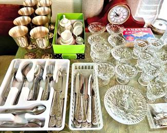 Reed Barton "Berry Vine" stainless flatware, 77 pieces