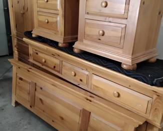 Broyhill bedroom suite queen size