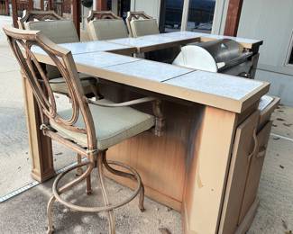 This bar with grill is portable.