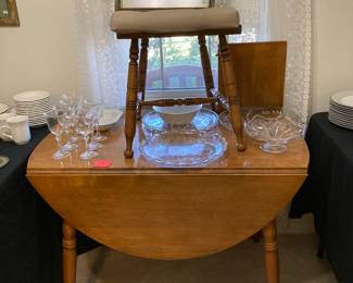 Table with 1 leaf and 5 chairs