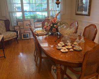 Beautiful dining table with 6 chairs